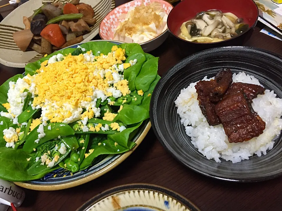 3月10日晩ご飯。筑前煮、菜の花のミモザサラダ、おっとうふ、きのこのお味噌汁、友達に貰ったうなぎ茶漬け💕|あやさん