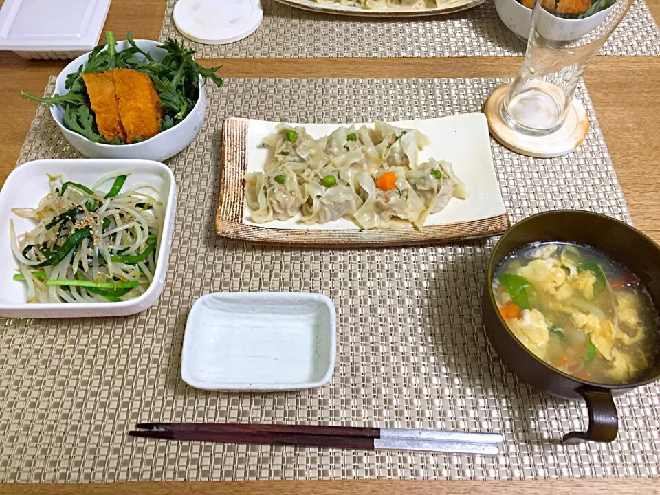 今日の晩御飯 手作りシュウマイ・スーパーフライデーでゲットのファミチキと春菊のサラダ・ニラもやし・かき玉スープ|2493さん