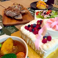 誕生日🎂ケーキ。バラ肉トロトロビーフシチュー。アコーディオンポテト、ベーコンとチーズのせ。|Yokoさん