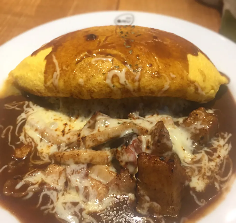 curry sauce omurice w/ cheese, bacon, eggplant, and mushrooms|Cloudy Gさん