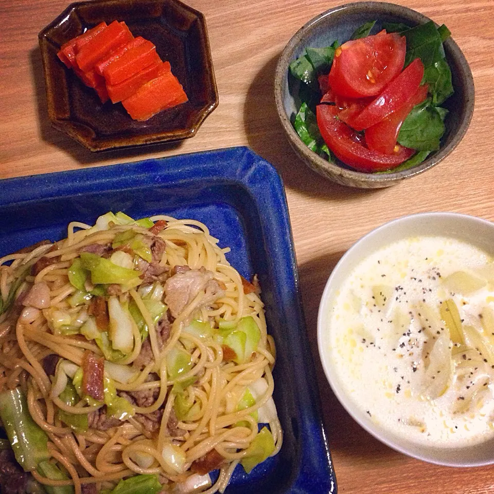 豚肉とキャベツの生姜の味噌漬けパスタ／ほうれん草とトマトのサラダ／にんじんグラッセ／ジャガイモと玉ねぎのミルクスープ|mogwaiさん