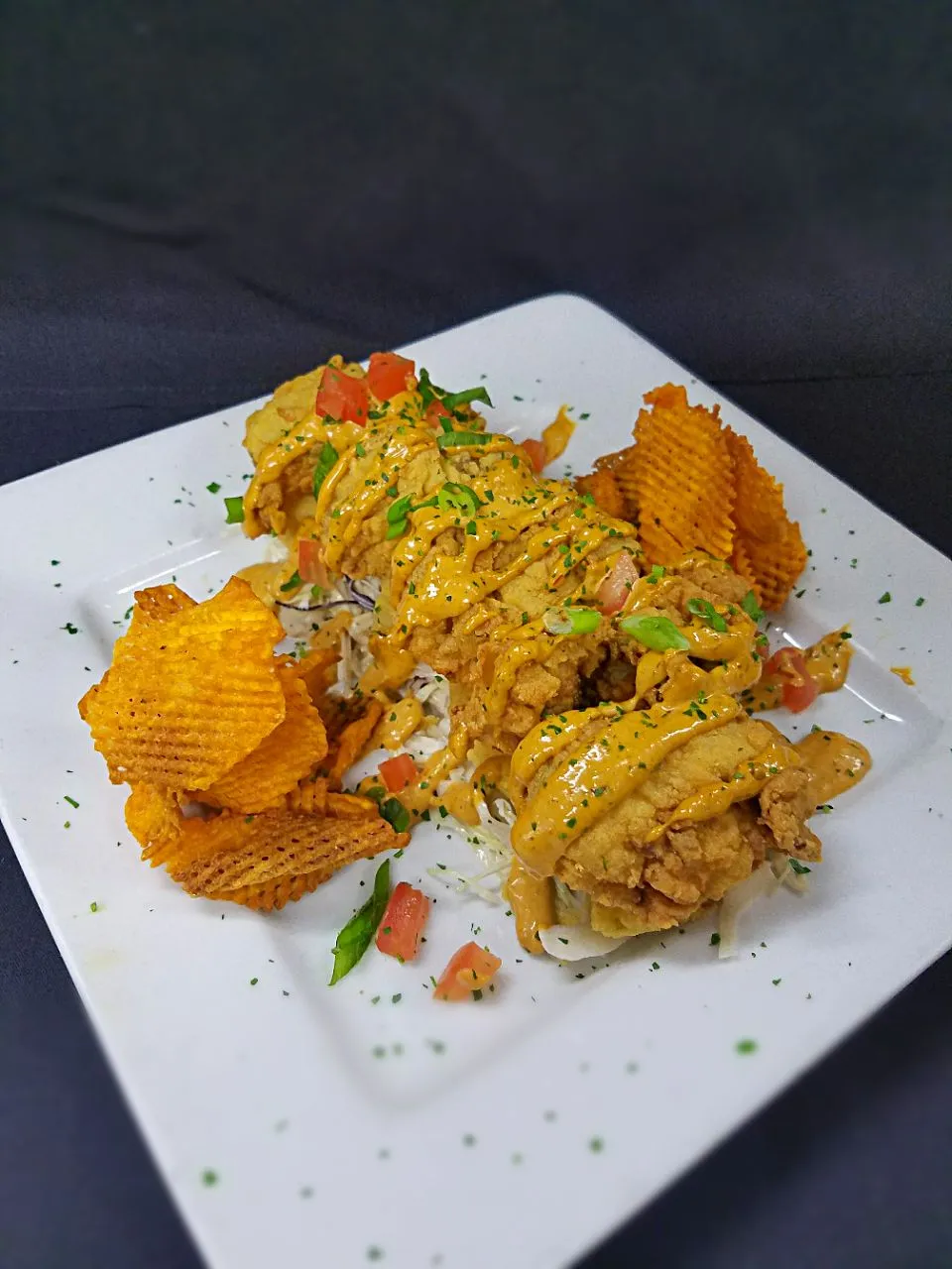 Chesapeake fried oysters, over a bed of house made coleslaw, fried green tomatoes. tooped with a chipotle remo and garnished with sweet potato chips.|Melissa Greenさん