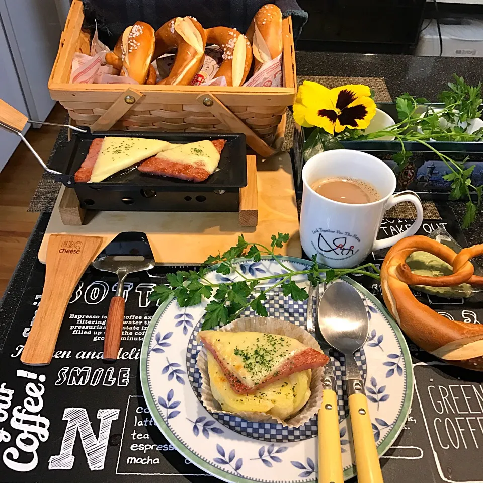 Snapdishの料理写真:goodgoodmorning❣️
お隣さんからパン頂きました🍞
早速 ドイツ風🇩🇪風に朝ごはん。|シュトママさん