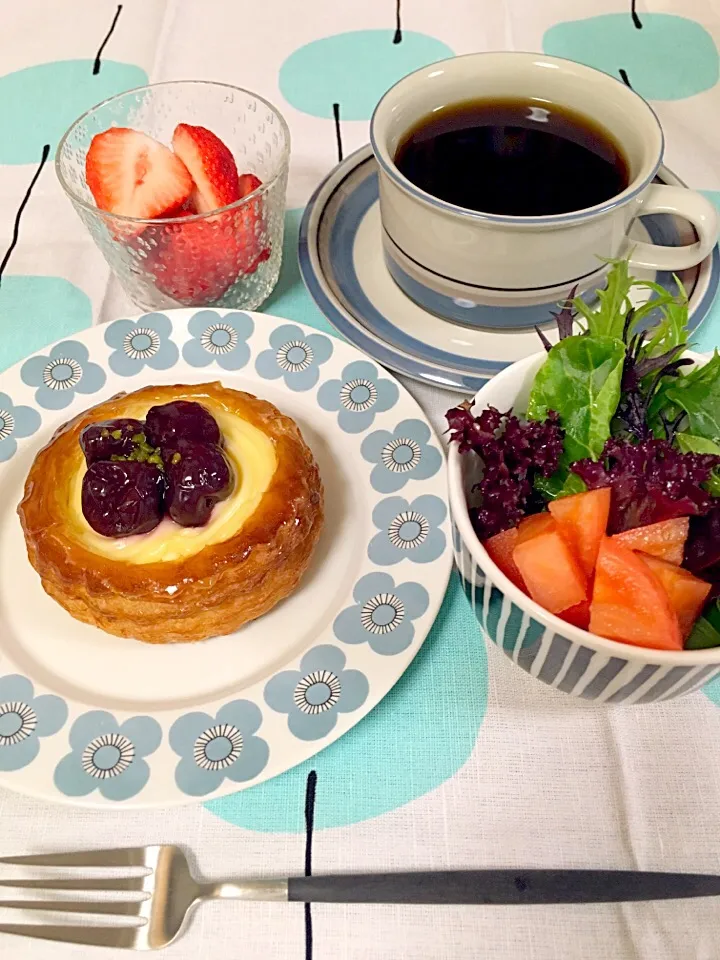 朝食 ポンパドールのチェリーデニッシュ|ナナさん