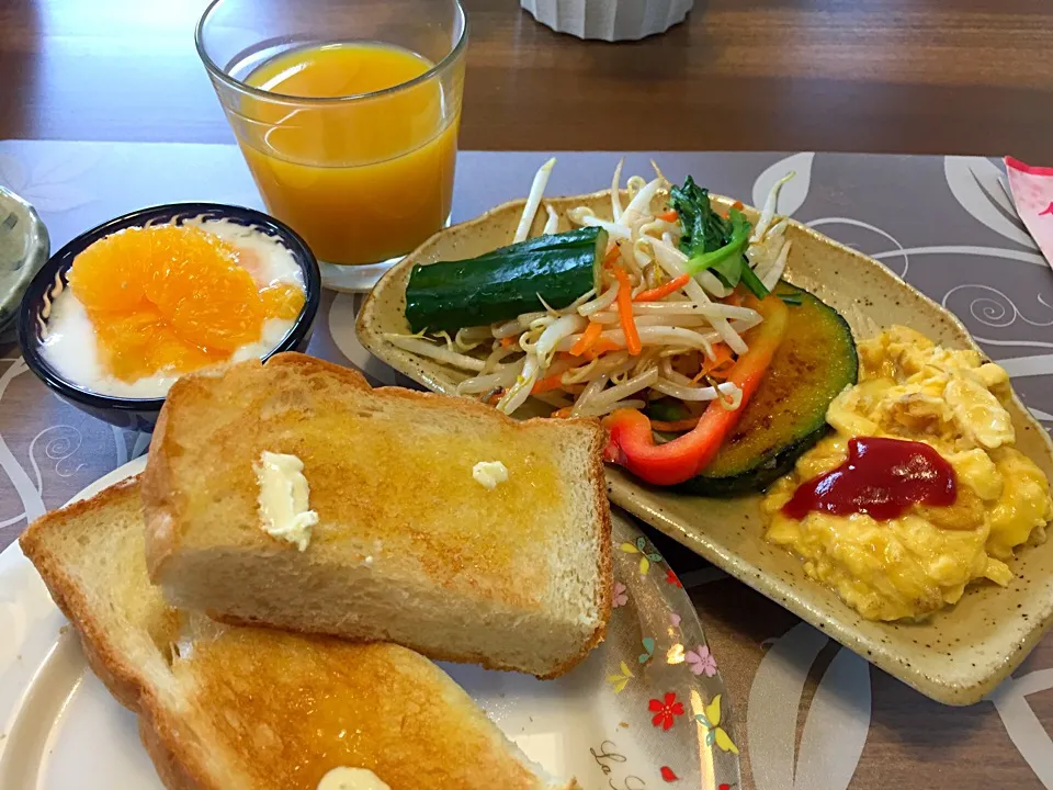 土曜日の朝ごはん
食パン、スクランブルエッグ、もやしと人参炒め、かぼちゃバター焼き、きゅうり、パプリカ、伊予柑添えヨーグルト、マンゴージュース|かよちゃんさん