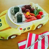 Snapdishの料理写真:子供ごはん。ひじきおにぎり、リンゴ🍎の形のミニトマト|akinaさん