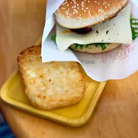 Snapdishの料理写真:土曜日のランチ☆チーズバーガーとハッシュドポテト|kohanaxさん