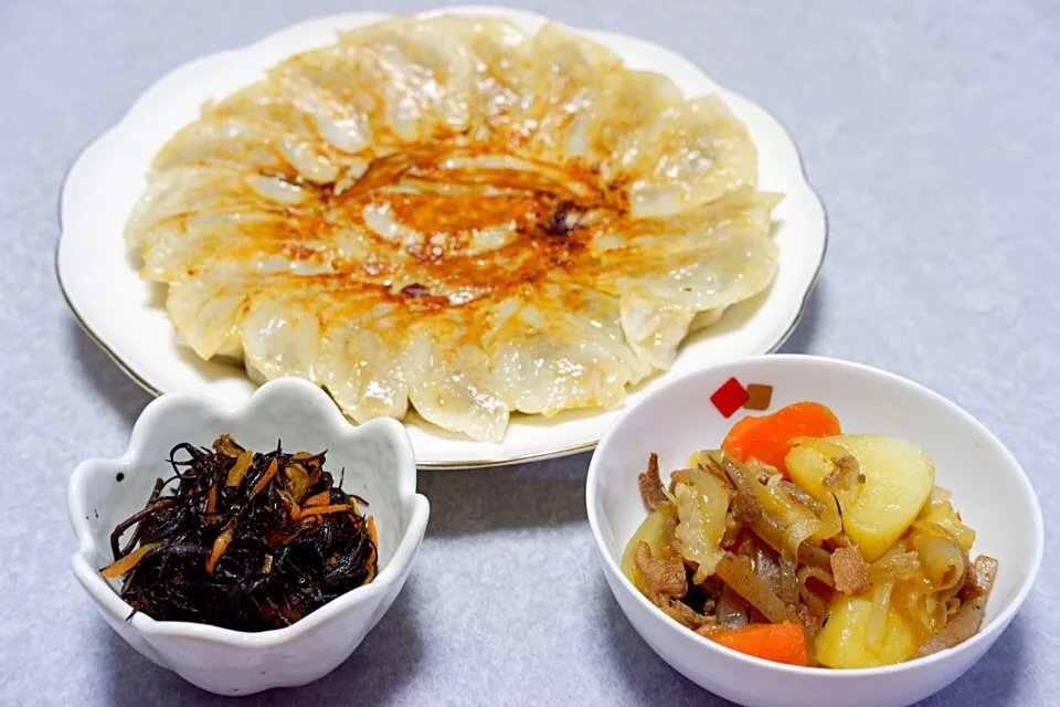 娘と作った餃子
餃子の皮は 市販の米粉で作った餃子の皮っていうのを使ってみたよ|Orie Uekiさん