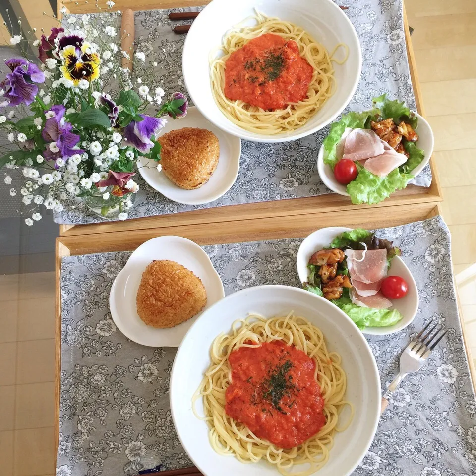 3/11❤︎主人と娘の休日ランチ❤︎
・リコッタチーズトマトクリームパスタ
・生ハム&鶏皮焼き鳥
・焼きおにぎり|Makinsさん