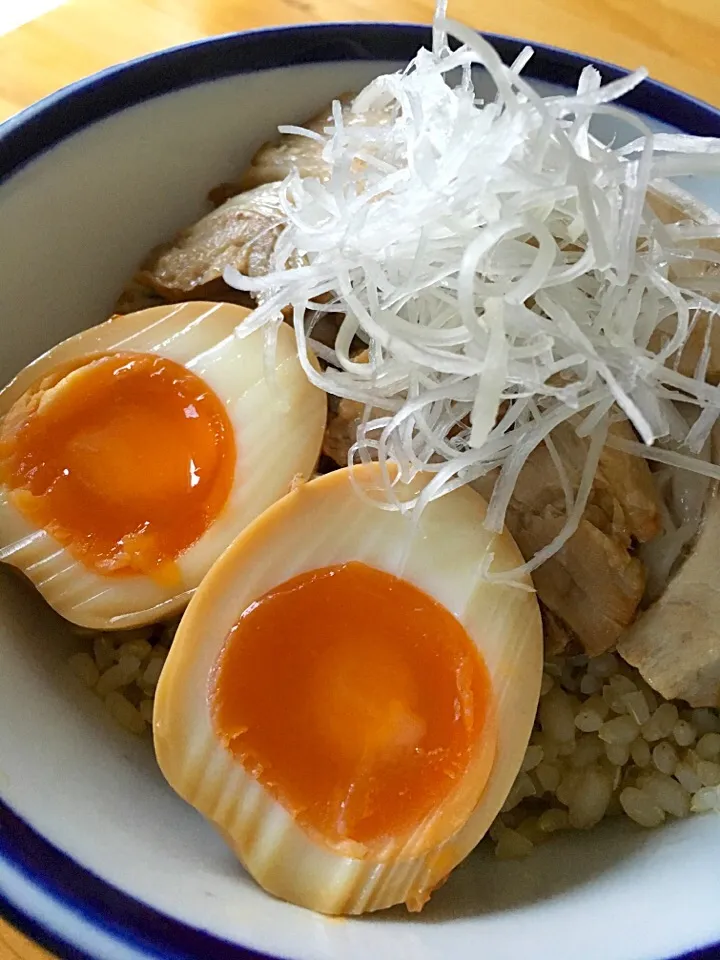 玄米で煮卵チャーシュー丼♪|バンビさん