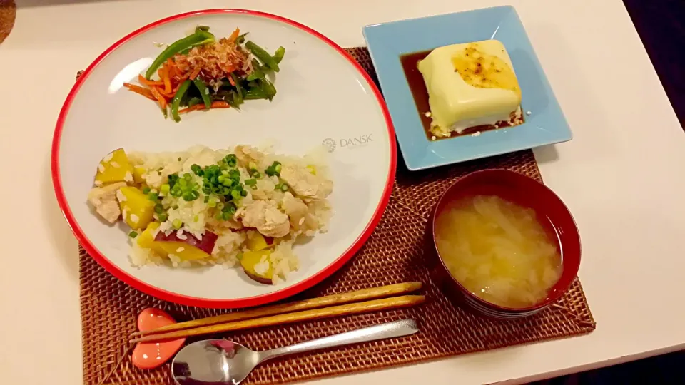 Snapdishの料理写真:今日の夕食　薩摩芋と鶏むね肉の炊き込みご飯、ピーマンのきんぴら、チーズのせ豆腐、玉ねぎの味噌汁|pinknari🐰🌈さん