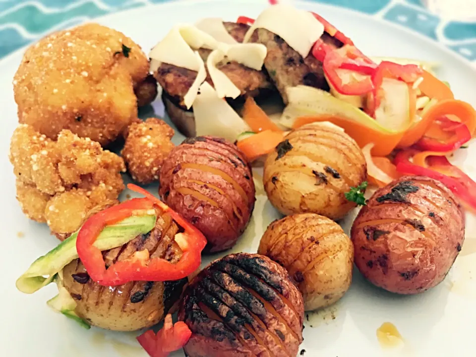 Snapdishの料理写真:#roastpotatoes #crumbedcauliflower #carrot #zuchinni #redpepper #roastedbutternut #falafel #edamcheese #vegetarian|Sergio Lacuevaさん