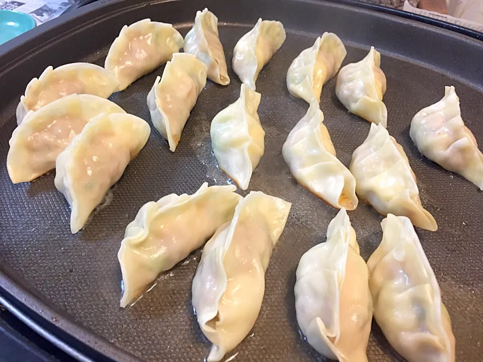 Snapdishの料理写真:土曜日の晩御飯
手作り餃子、焼き焼きしながら食べるのが我が家流。
中身は、豚ひき肉白菜たけのこネギエビチーズとか...|かよちゃんさん