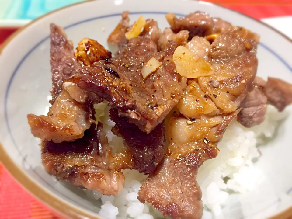 Snapdishの料理写真:本日の〆〜ガーリックステーキ丼|マニラ男さん