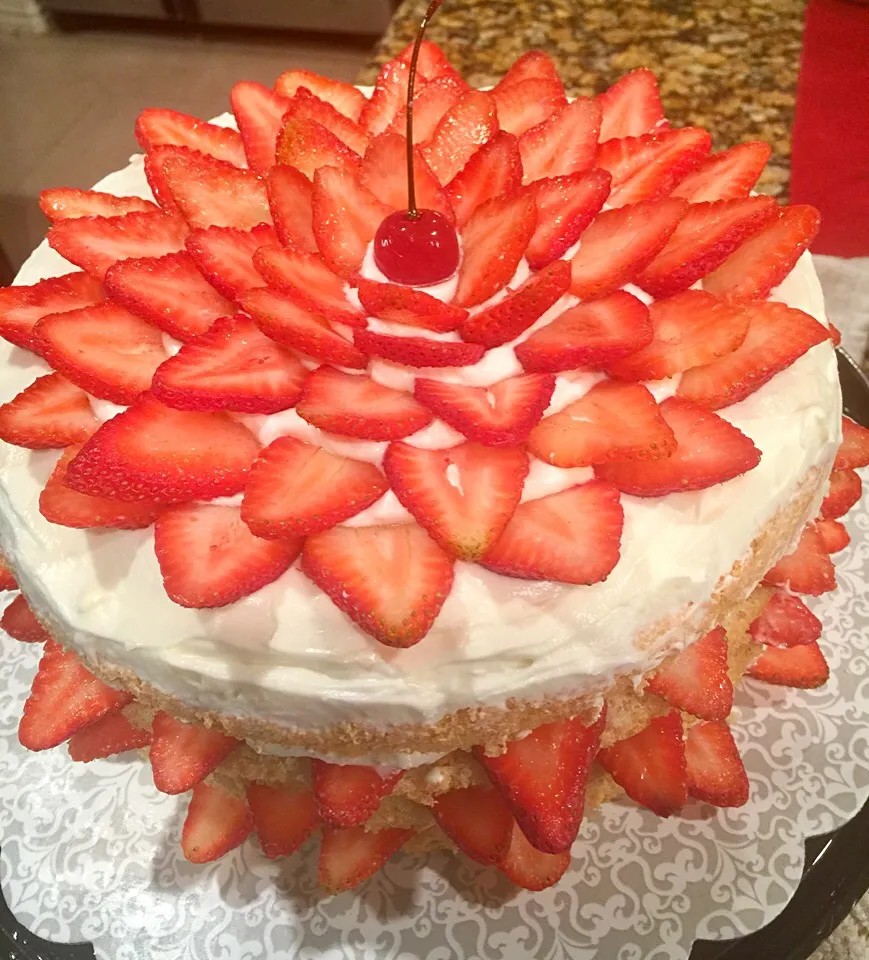 Snapdishの料理写真:Strawberry 🍓 Cream Cheesecake|Alma's Home Kitchenさん