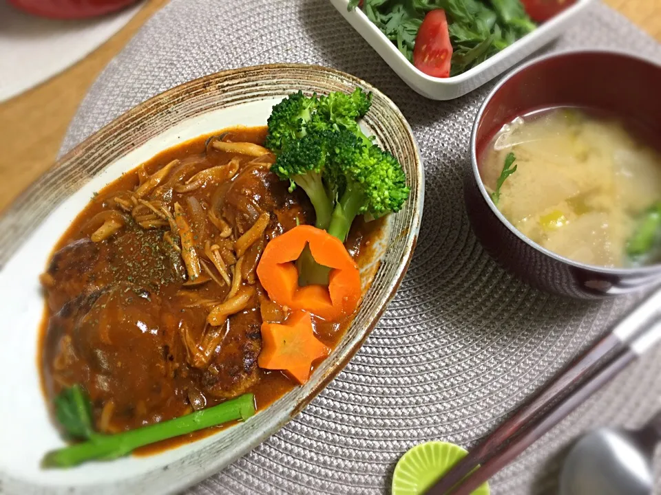 昨日の晩御飯
妹の手作り煮込みハンバーグ・春菊サラダ・お味噌汁|2493さん