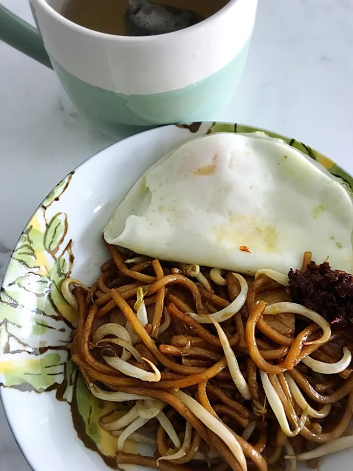 Fried noodle with bean sprouts & Fish cake top with a fried egg|Aunty Gさん