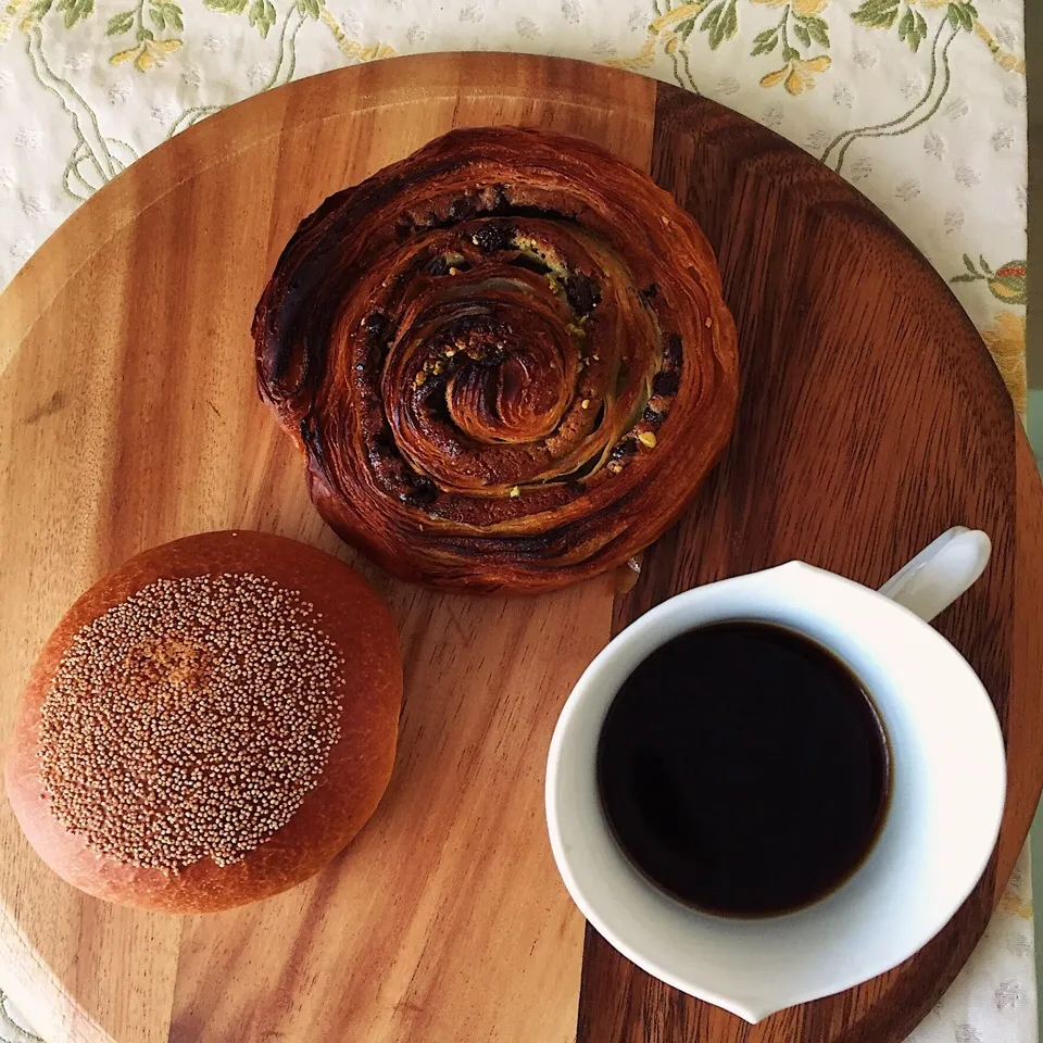 ピスタチオのエスカルゴとあんぱん、コーヒーのモーニング。|ちこさん