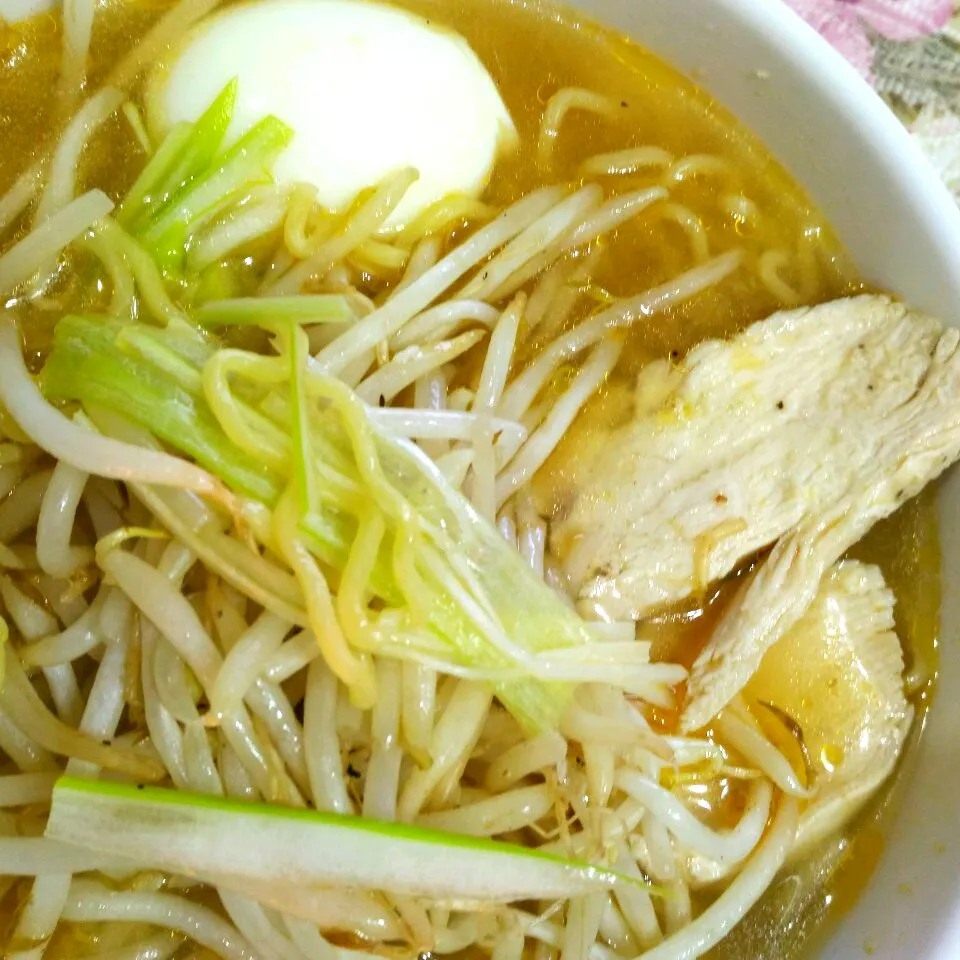 チャーシューの代わりに蒸し鶏で味噌ラーメン|たえさん