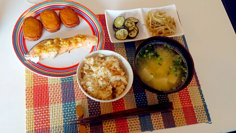 Snapdishの料理写真:今日の昼食　鮭の胡麻味噌焼き、さつま揚げ、もやしの胡麻和え、焼きなすのマリネ、エリンギの炊き込みご飯、豆腐とわかめの味噌汁|pinknari🐰🌈さん