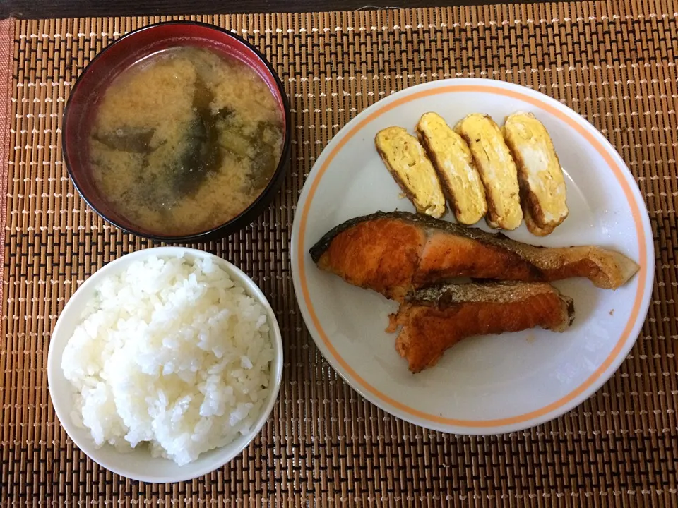 鮭玉子焼き味噌汁ご飯|ばーさんさん