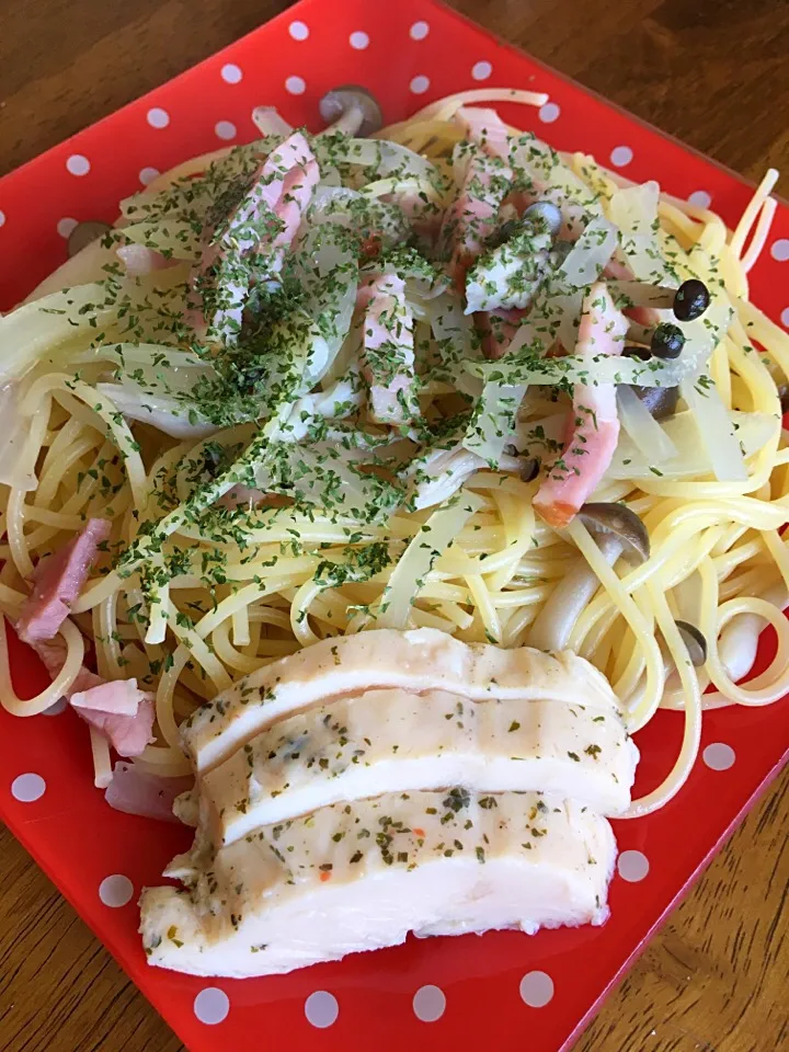 コンソメ&クレイジーソルト仕立てのパスタ
サラダチキン添え|Miekoさん