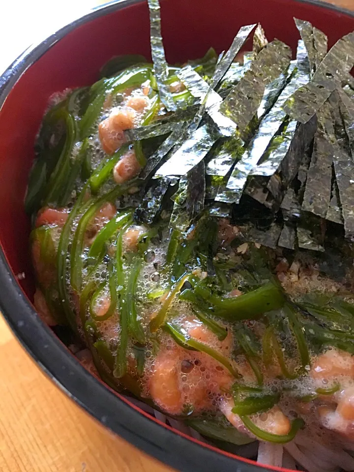 梅干し、めかぶ、納豆を冷たいお蕎麦に乗せて😋|バンビさん