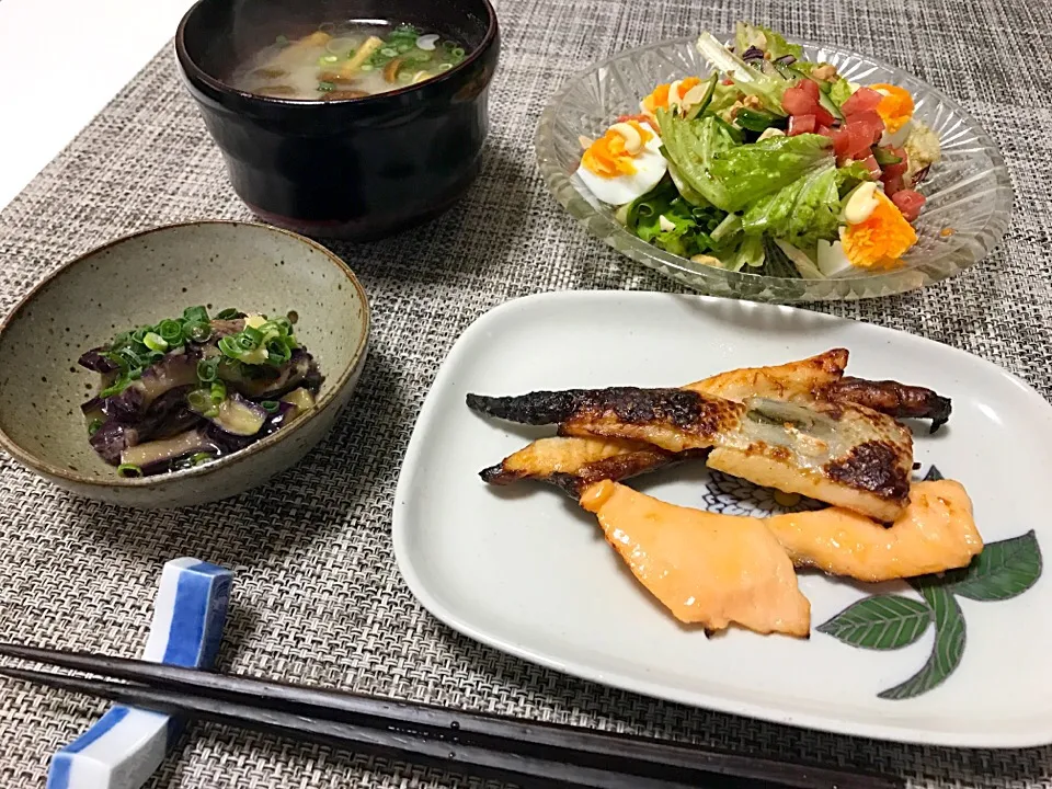 ばんごはん。鮭のはらみ焼き、ナス蒸し浸し、なめこの味噌汁、野菜とゆで卵のサラダ。|yukiさん