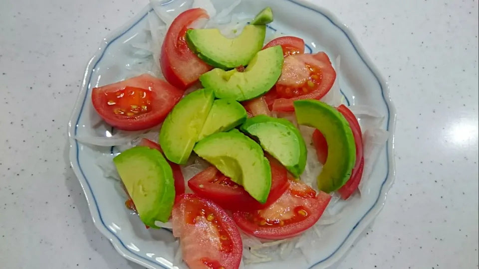 アボカドとトマトと玉ねぎのサラダ🍆🍴|kudoさん