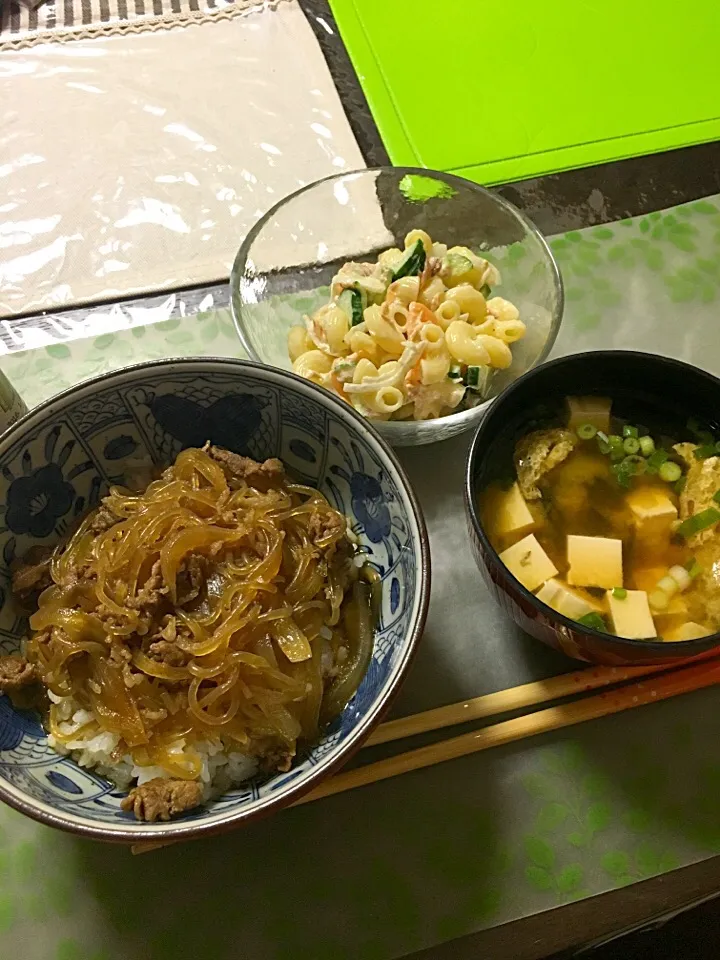 牛丼つゆだく、マカロニサラダ、豆腐と油揚げとワカメと小ネギの味噌汁(*^｡^*)|ライムさん