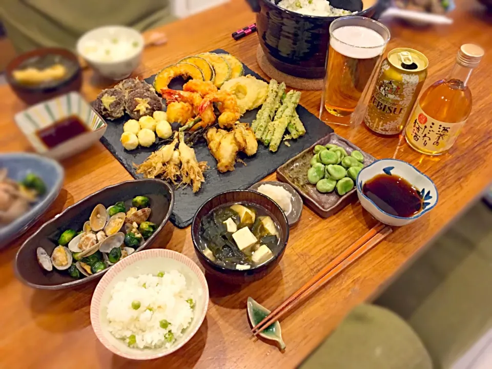 ばんごはん。
天ぷらと豆ごはん。
ゆでそら豆と、芽キャベツとアサリの酒蒸し！！|なかじー。さん