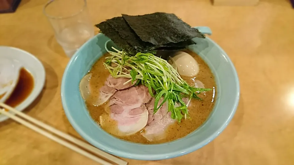 横浜家系ラーメン むら家 濃厚魚介豚骨ラーメン|ミナミ ヒロヤさん