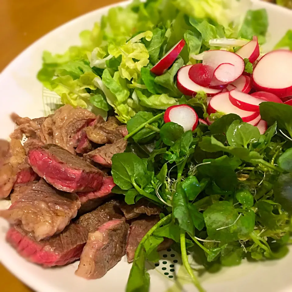 Snapdishの料理写真:クレソン採ってきたのでお肉とサラダに
ピリッと爽やかな味#クレソン
#野草
#お肉も入れたよ|Emi Saitouさん