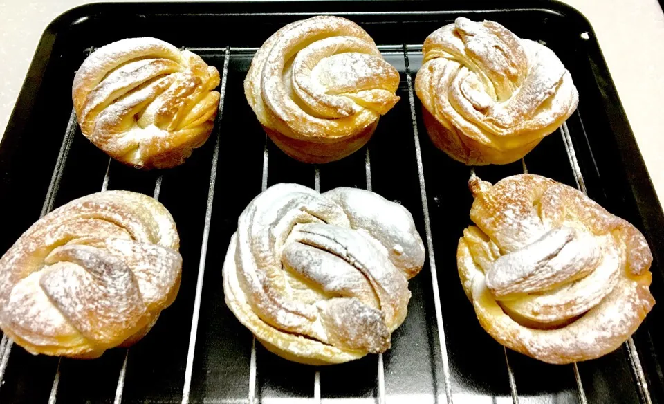 Butter Knot Rolls for my family breakfast tomorrow|gonbenさん