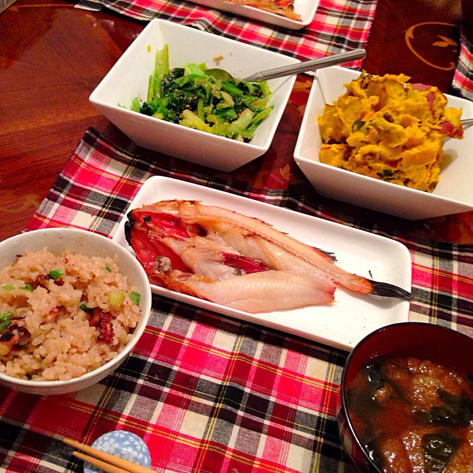 今日の晩御飯(๑´ڡ`๑)
蛸飯
ワカメとお揚げの味噌汁
キンキの干物
かぼちゃとさつまいものサワークリームサラダ
小松菜の胡麻和え|ちゃたままさん