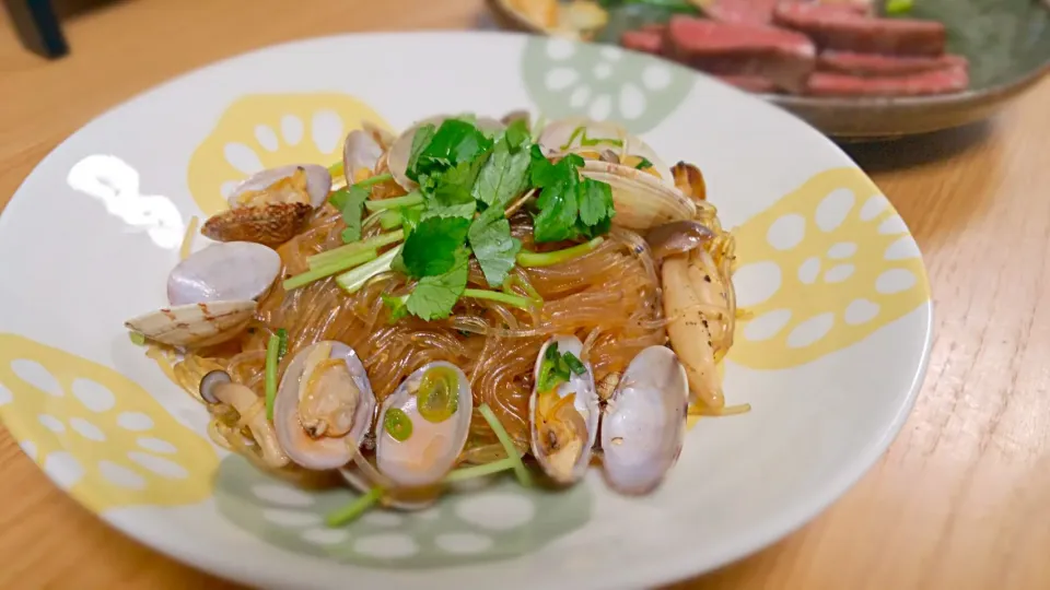 季節のアサリ酒蒸し春雨焼　 #clam steamed with chinese wine #vermicelli stir fry|nene_rozieさん