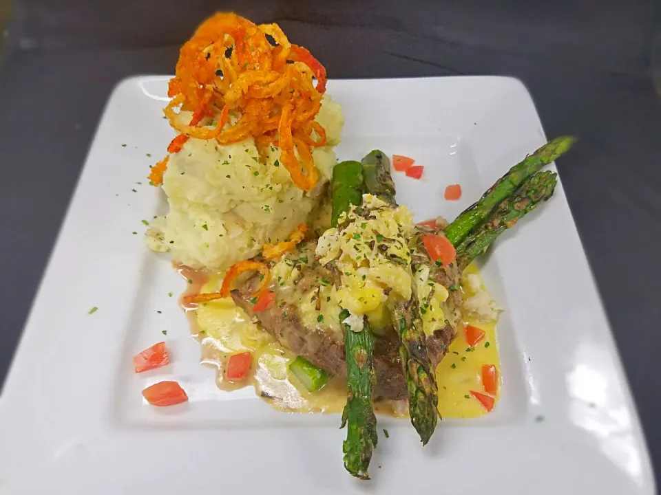 Steak Oscar 7 oz filet, grilled asparagus, lumo crab meat, topped with a bernaise sauce. served with garlic mash potatoes|Melissa Greenさん