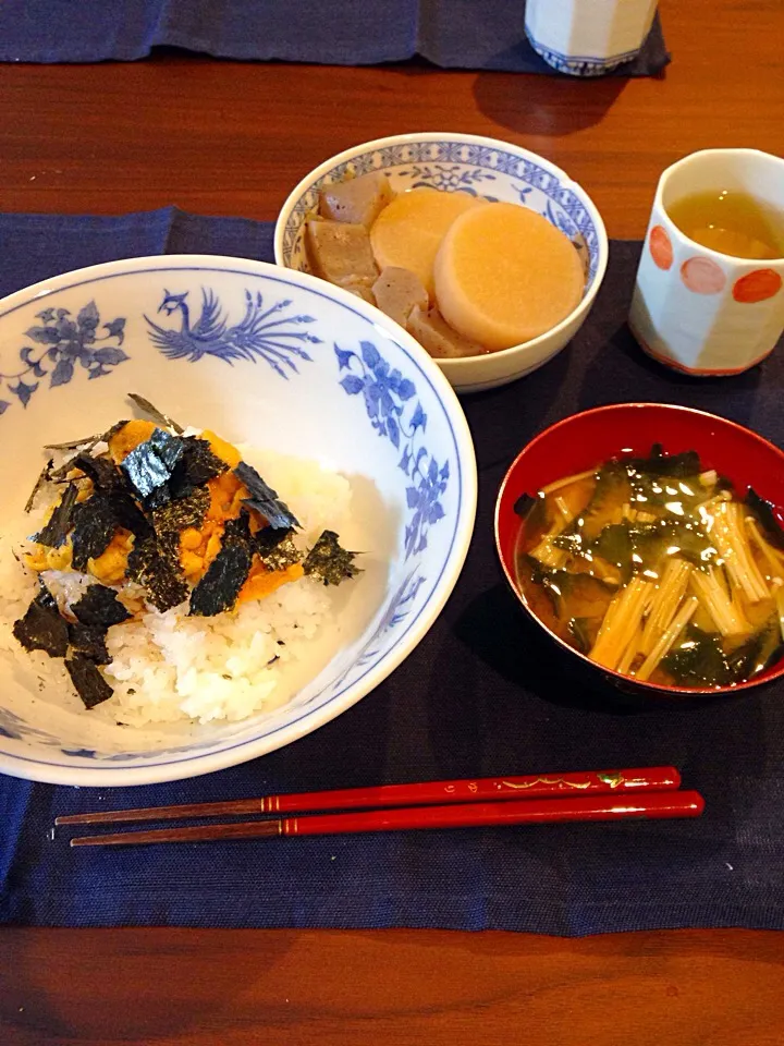 雲丹オンリー丼
あとは大根とこんにゃくの炊いたの
えのきとワカメの味噌汁|りりこさん