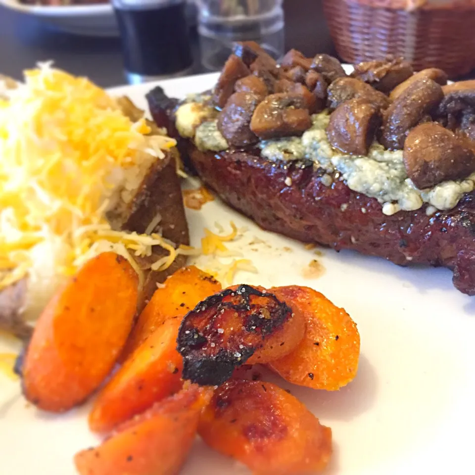 Grilled strip encrusted in blue cheese with whiskey mushrooms. Ginger honey roasted carrots and baked potato|TJ McAfoosさん