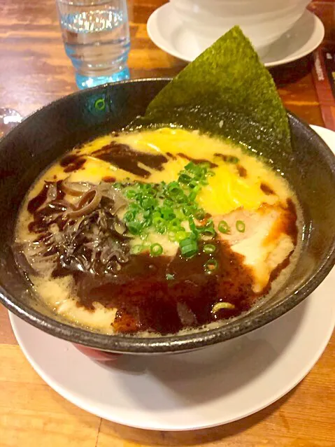 締めのラーメン。黒とんこつ！|なつきんぐさん