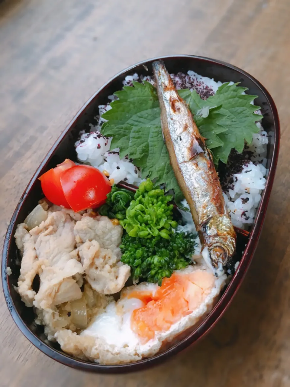 Snapdishの料理写真:今日のお弁当
・生姜焼き
・玉子巾着
・菜の花、ブロッコリーサラダ
・シシャモ|akiさん