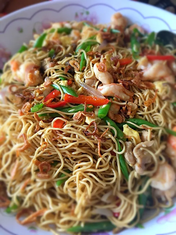 Stir fried egg noodles with chicken and prawns|karen limさん