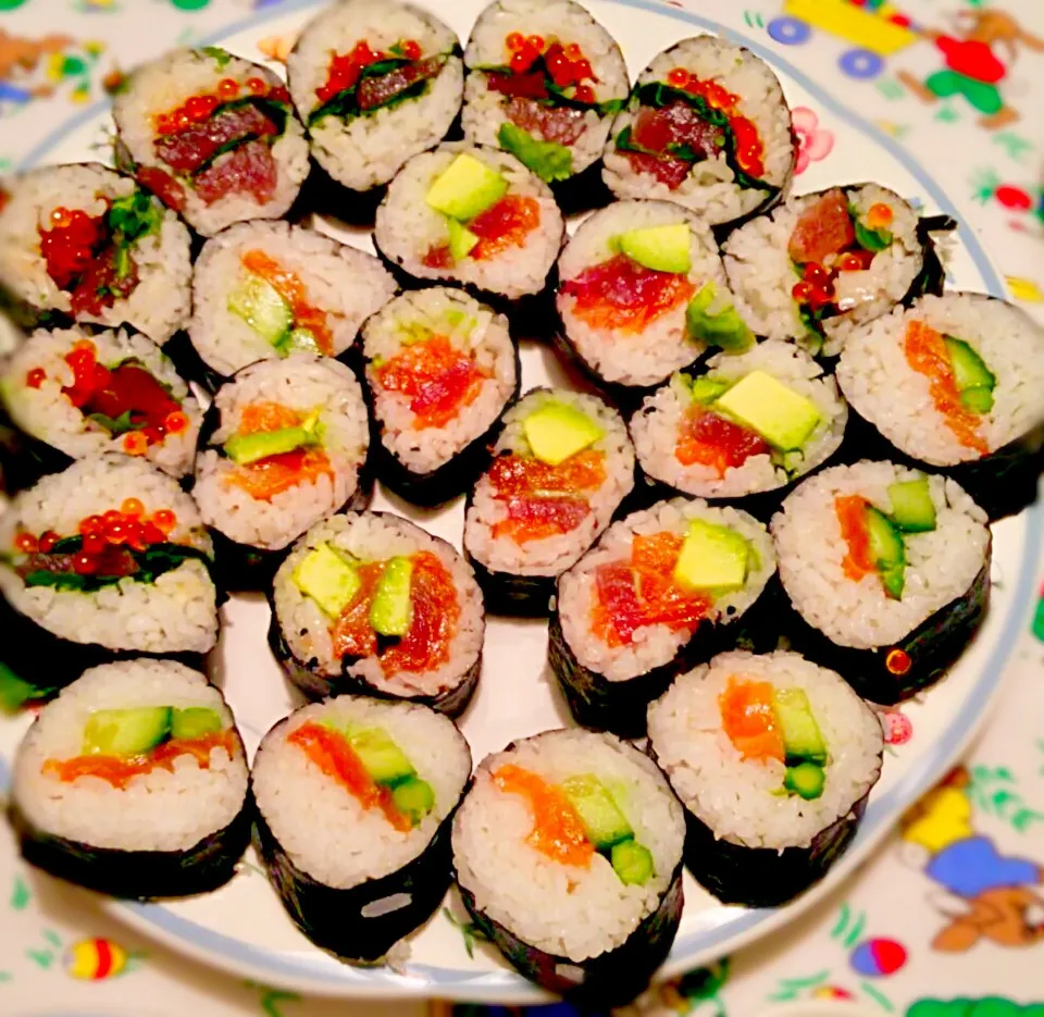 Homemade caviar,Koriander,tuna and California maki ❤️🍣|Aliceさん