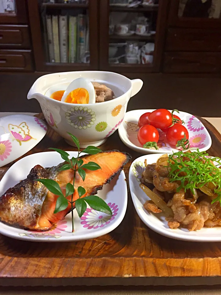 Snapdishの料理写真:和食大根 豚肉卵の煮物 鮭粕漬
玉ねぎと豚肉の炒め物|shokohanさん