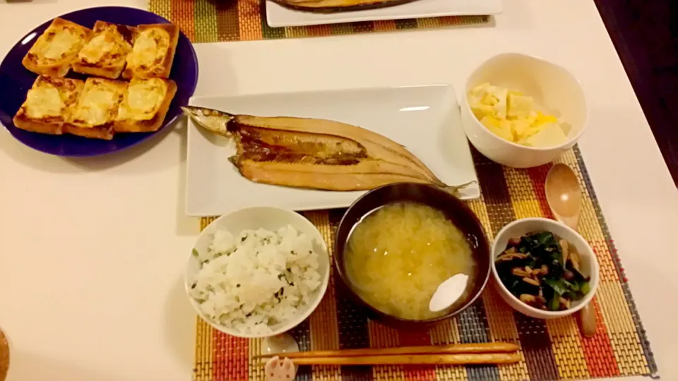 今日の夕食　さんまの開き、高野豆腐の卵とじ、にらとしめじの中華風和え物、わかめごはん、じゃがいもと玉ねぎの味噌汁、油揚げのおかかチーズ焼き|pinknari🐰🌈さん