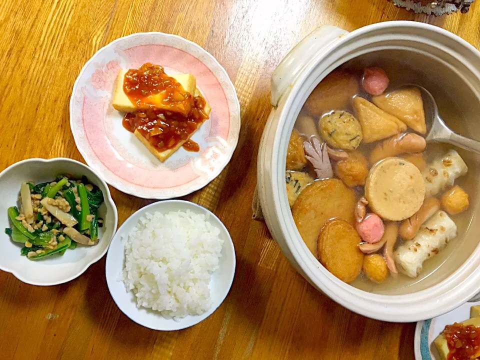 今日の夕飯！ おでん。 ウインナーはタコとカニにした！ 豆腐のチリソース。 小松菜の納豆和え。 試作成功^ ^ 料理遊び楽しー！|ma-.-ichiさん