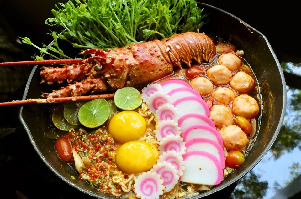 Spicy tom yum Lobster with ramen and variety fish ball|ครัวอิอ้วน... Chubby Cookさん