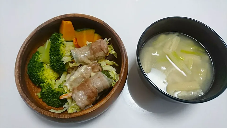 Snapdishの料理写真:3/13(月)夕飯
・野菜の豚肉巻き（キャベツ、人参、大葉、チーズ）
・ブロッコリー、カボチャ
・味噌汁（大根、薄揚げ）

 #筋肉メシ#筋トレ#低糖質#低脂質高タンパク|Maaaさん