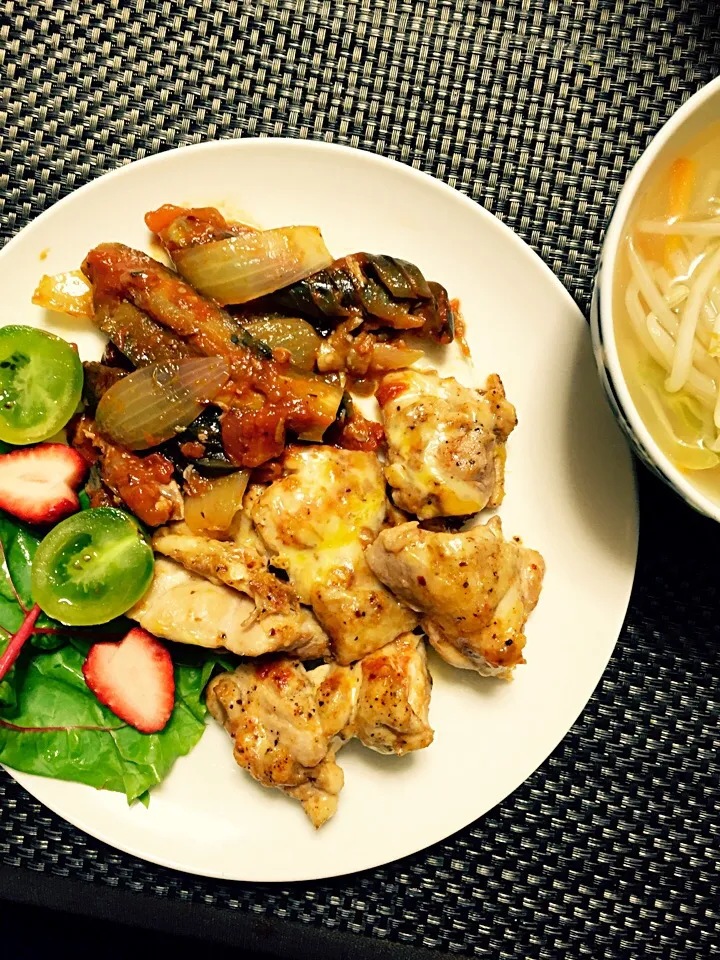 鶏もも肉のチーズ焼きチリペッパー味🐔野菜のコンソメスープと昨夜の残りの鯖と茄子のトマト煮🍅|葉っぱのおさらyokomamaさん