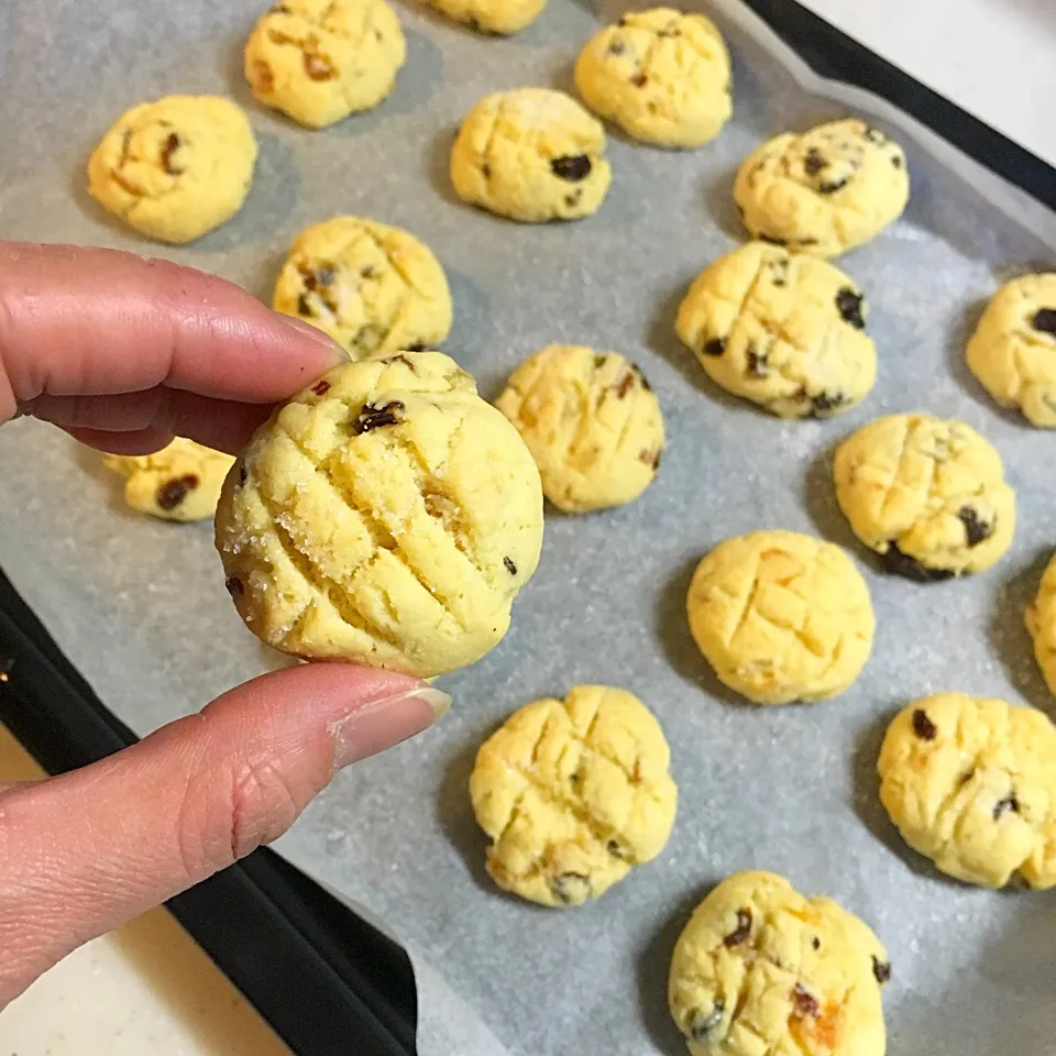 Snapdishの料理写真:ホットケーキミックスでメロンパンクッキー|Mさん